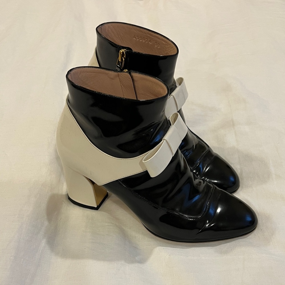GUCCI booties black and cream leather with now detail and gold inner heel